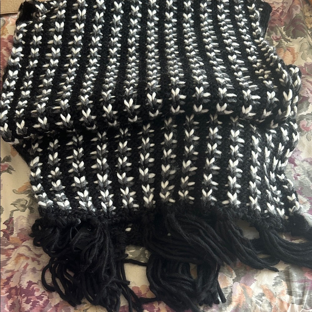 NWT Indigo Black and White Knit Scarf